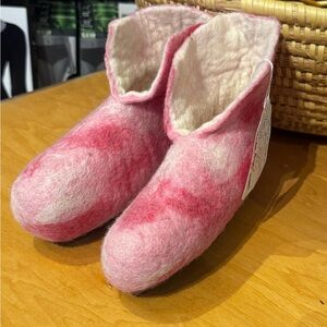 NWT 100% Wool Cozy Pink Kids Slippers - size 13